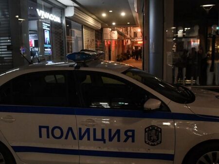 Полицаи ритат задържани при арест в София (ВИДЕО)