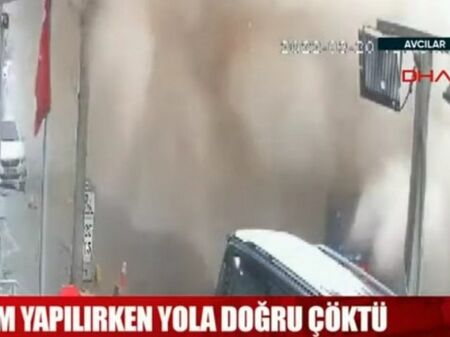 Пететажна сграда в Истанбул се срути
