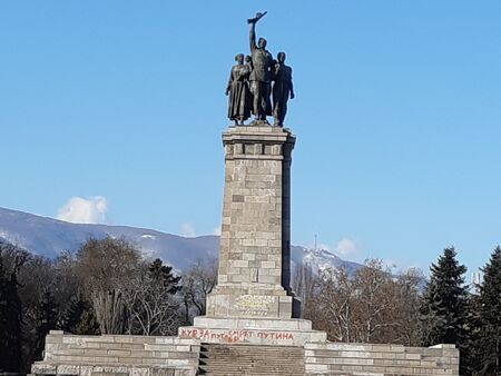 Съветският паметник в София осъмна с пожелания за „Путлер“ (СНИМКА)