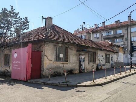 Събарят три сгради в двора на Пожарната в Бургас. Ще се появи ли кооперация?