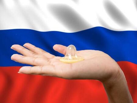 След удара с порното: Руснаците се юрнаха да купуват презервативи