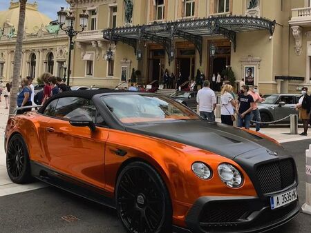 Бургаско бентли събира погледите до казиното пред хотел „Париж“ в Монако