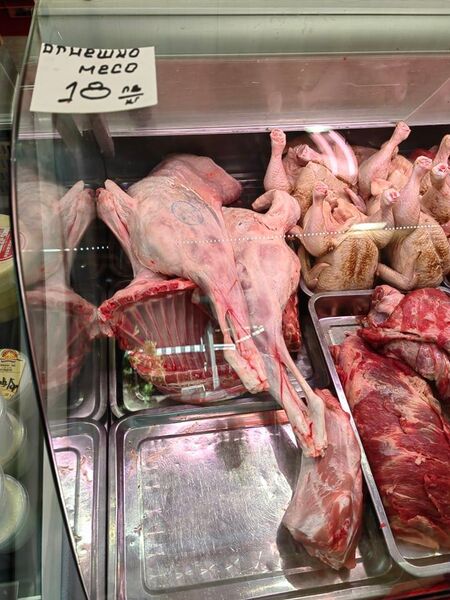 В малките месарски магазини на пазар „Краснодар“ прясното агнешко е на най-изгодни цени