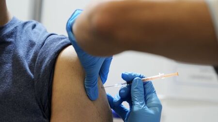 Австралия ще поставя четвърта доза oт COVID ваксините преди зимния сезон