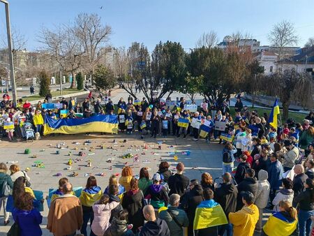 Сълзи за децата на Украйна на антивоенния митинг в Бургас (ВИДЕО)