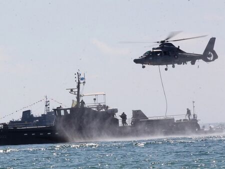 Военните търсят мина в открито море след сигнал на турски кораб
