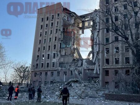 Бомбардираха Николаев, търсят оцелели под разрушената сграда на областната управа