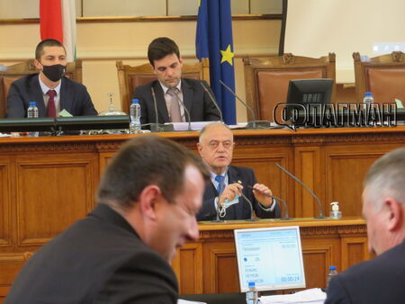 „Демократична България“ повежда парламентарни консултации за военно подпомагане на Украйна