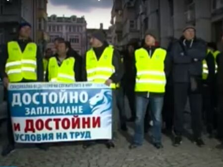 Полицаи и надзиратели на протест за по-високи заплати