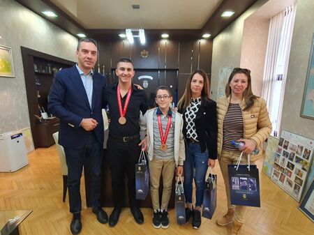 Кметът Димитър Николов награди бронзовите медалисти от световното първенство по акробатика