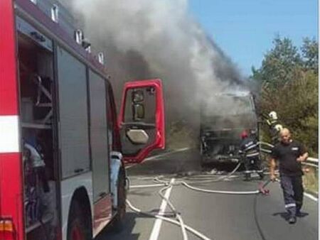 Автобус за Бургас избухна в пламъци в района на Подбалканския път