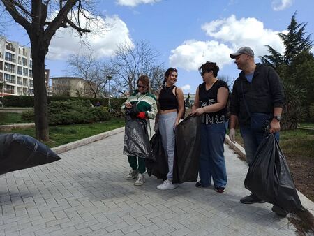 Украински доброволци чистят Борисовата градинка в Бургас
