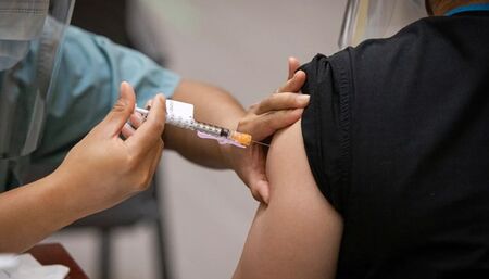 Германец си постави към 90 COVID ваксини, за да продава сертификатите