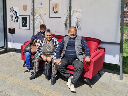 Лукс в Бургас: Модерен диван се появи на спирка в центъра на града