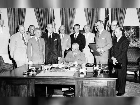На тази дата преди 73 години: Подписано е споразумението, дало началото на НАТО