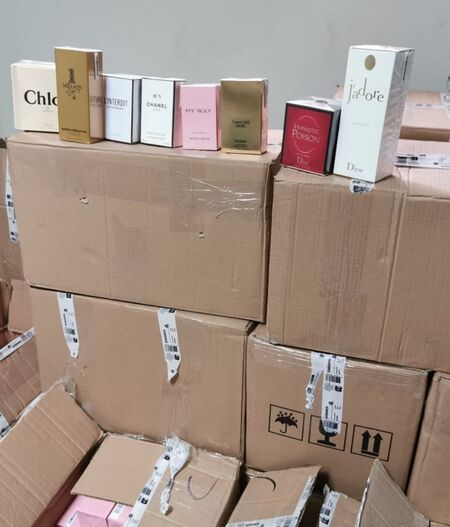 Митничари задържаха близо 2000 контрабандни парфюма на МП Лесово