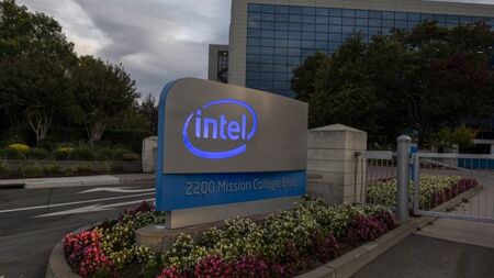 И Intel се изтегля напълно от Русия