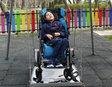 Монтираха специална люлка  за бургаските деца в инвалидни колички