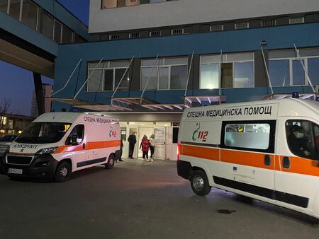 Катастрофа край училище в Бургас прати четирима в спешното, жена е с фрактура на черепа