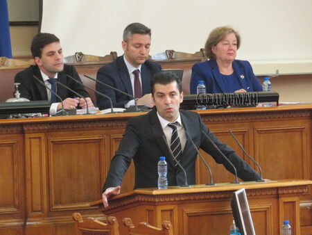Парламентарни страсти: Кирил Петков пристигна за блиц контрол (ВИДЕО)