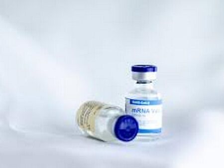 Препоръчват прилагането на четвърта доза иРНК ваксина при хора над 80 г.