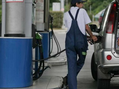 Малките бензиностанции освобождават служители и спират да работят вечер, за да не фалират