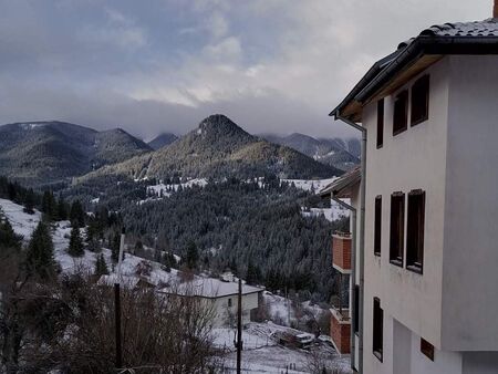 Зимата се завърна на много места с нова снежна покривка, в Бургас е почти лято