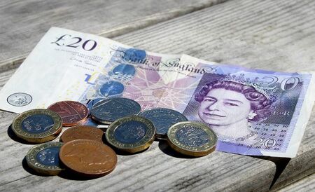 Заплатите във Великобритания растат с рекордни темпове