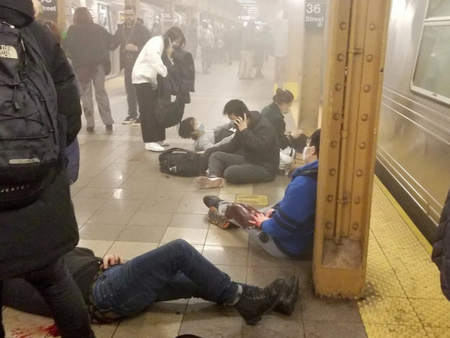 Ужас в Ню Йорк: Мъж хвърли няколко бомби в метрото и стреля по хора ВИДЕО 18+