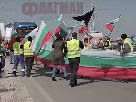 Пътни строители на протест, блокират пътища