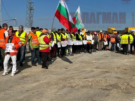 Пътищари на протест на входа на Бургас, стотици остават на улицата, ако не получат парите си