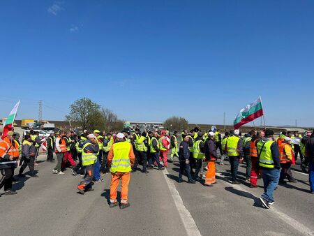 Извънредно! Пътните фирми затвориха основния вход на Бургас