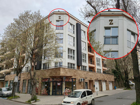 Руският военен символ „Z“ грейна на фасада на сграда в Бургас