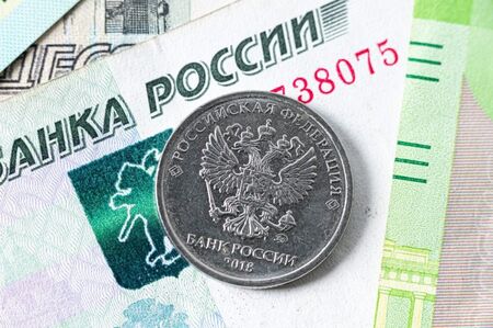 Руската рубла се понижи с още 2%