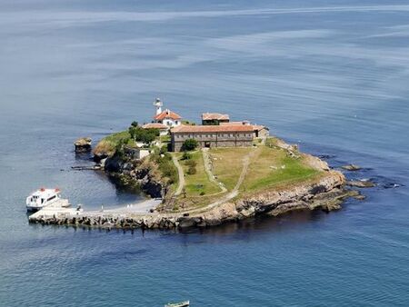 Остров Света Анастасия посреща туристите си на открит бар