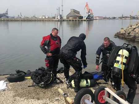 Вижте какво извадиха водолази от дъното на Морска гара и Ченгене скеле в Бургас