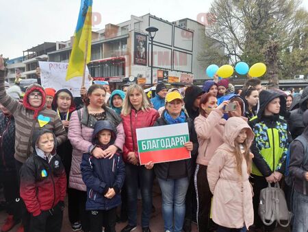 НА ЖИВО  във Флагман.бг: Хиляди украинци се събират в центъра на Слънчев бряг