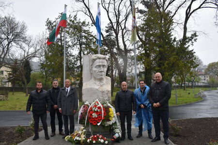 Откриха паметник на Тодор Каблешков в град Каблешково