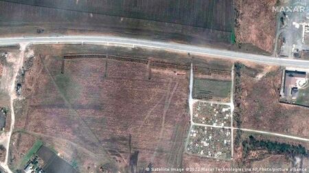 Нови спътникови снимки показват предполагаеми масови гробове близо до Мариупол