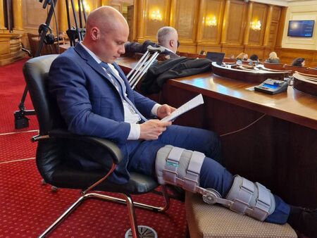 Депутат от Бургас отказва да излезе в болнични след тежка контузия на крака