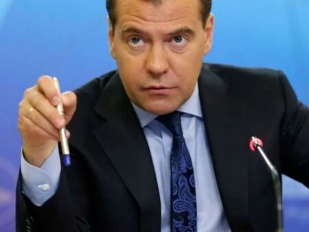 Медведев: Европа няма да издържи без руски газ дори седмица