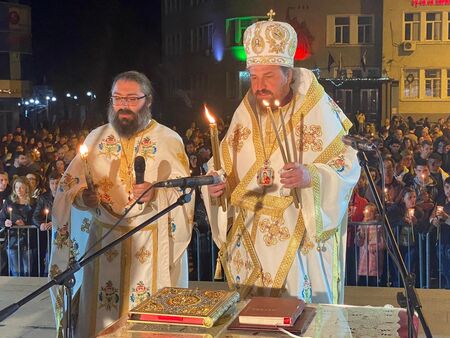 Христос Воскресе! Хиляди бургазлии посрещнаха Великден на площада пред храм „Св.св.Кирил и Методий”