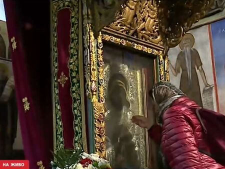 Вярващите на шествие с чудотворната икона в Бачковския манастир