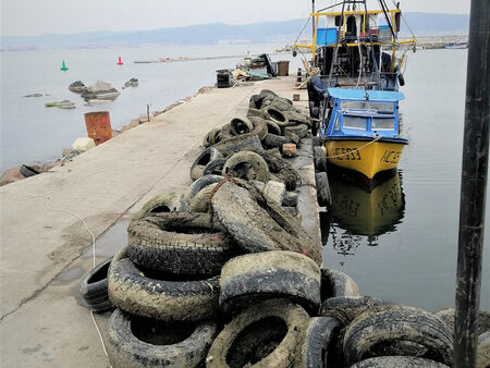 Това не са складирани гуми, а отпадъци, извадени от морското дъно край Несебър (СНИМКИ)