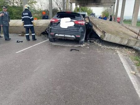 Подпорна колона затисна двама в колата им на АМ "Хемус"