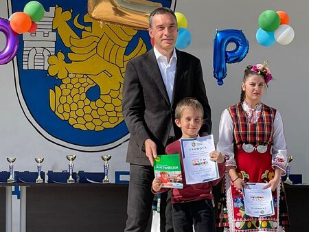 Кметът Димитър Николов награди отличените ученици в състезанието по английски език “We love English“