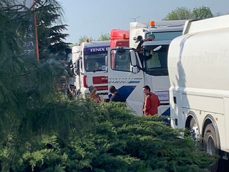 Колона от тирове и автобуси на ул. "Крайезерна" в Бургас, очаква се транспортен ад
