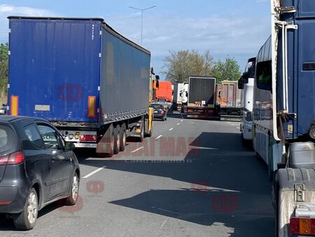 Над 100 камиона и автобуса блокираха важни пътни артерии в Бургас