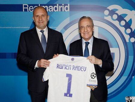 Президентът Радев получи фланелка с №1 от боса на Реал Мадрид
