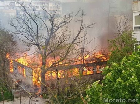 Извънредно! Голям пожар пламна до Първа езикова гимназия във Варна (СНИМКИ)